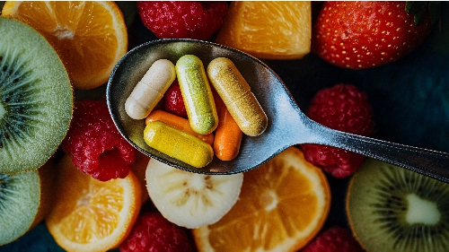 Multivitamínicos: quem realmente precisa deles?